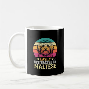 Malteserhund Retro-Sonnenuntergang abgelenkt Kaffeetasse