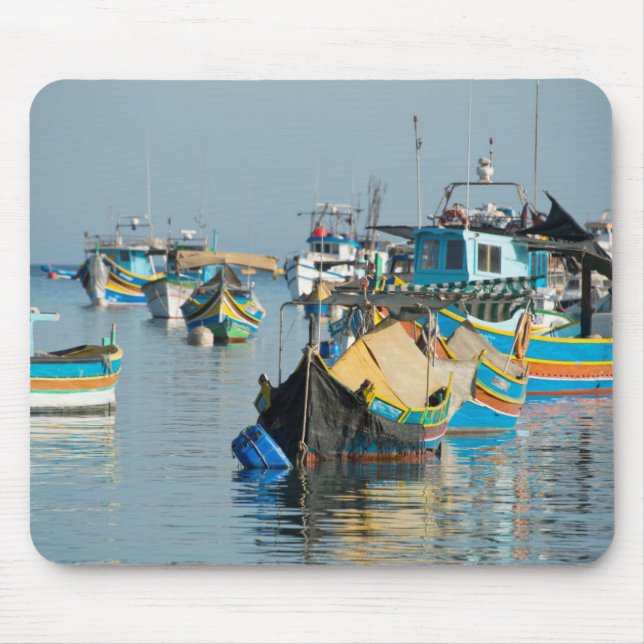 Maltesische Fischerboote | Marsaxlokk in Malta Mousepad (Vorne)