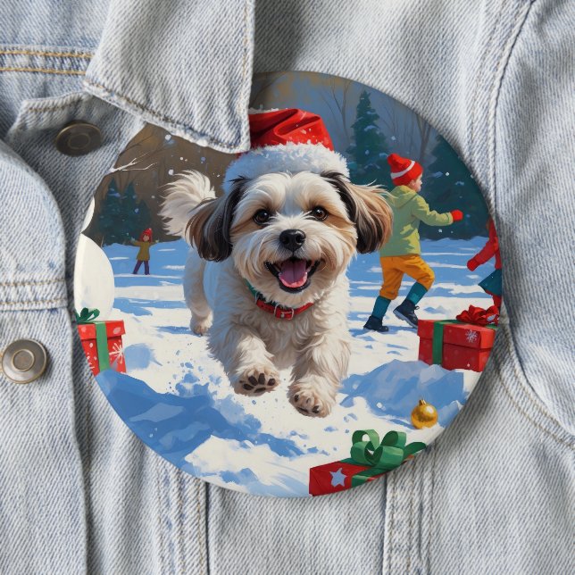 Malti Tzu läuft im Schnee mit Weihnachtshut Button (Beispiel)