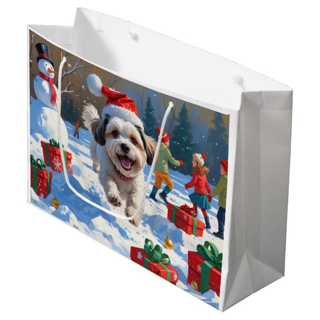 Malti Tzu läuft im Schnee mit Weihnachtshut Große Geschenktüte (Vorderseite Schrägansicht)