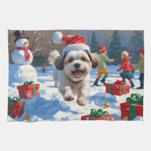 Malti Tzu läuft im Schnee mit Weihnachtsmütze Geschirrtuch