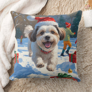 Malti Tzu läuft im Schnee mit Weihnachtsmütze Kissen