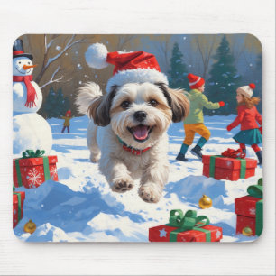 Malti Tzu läuft im Schnee mit Weihnachtsmütze Mousepad