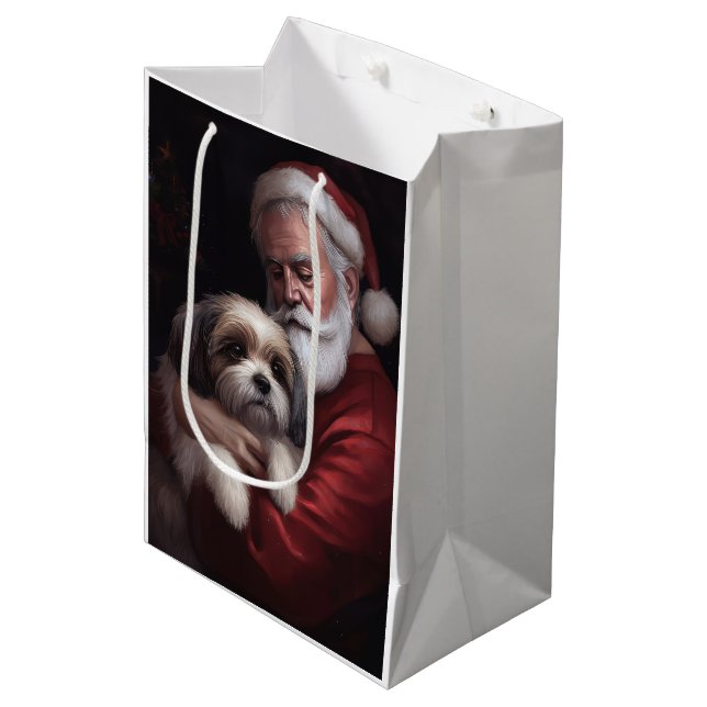 Malti Tzu mit Weihnachtsmann Weihnachten Mittlere Geschenktüte (Vorderseite Schrägansicht)