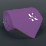 Malvenfarben | Elegante Monogram Name | einseitig Krawatte<br><div class="desc">Eine elegante einseitige Krawatte mit einem fett-weißen Monogramm auf einem lila Hintergrund von Mauve. Zusätzlich zu diesem Monogramm sitzt Ihr Vor- oder Nachname in allen Hauptstädte. Wenn Sie einen mutigeren Blick auf den persönlichen Namen im großen Buchstaben bevorzugen, können Sie folgendes tun: Benutzen Sie die Funktion Anpassen/Bearbeiten und klicken Sie...</div>