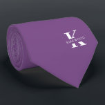 Malvenfarben | Elegante Monogramm Name | beidseiti Krawatte<br><div class="desc">Eine elegante zweiseitige Krawatte mit einem fett-weißen Monogramm auf einem lila Hintergrund von Mauve. Zusätzlich zu diesem Monogramm sitzt Ihr Vor- oder Nachname in allen Hauptstädte. Wenn Sie einen mutigeren Blick auf den persönlichen Namen im großen Buchstaben bevorzugen, können Sie folgendes tun: Benutzen Sie die Funktion Anpassen/Bearbeiten und klicken Sie...</div>