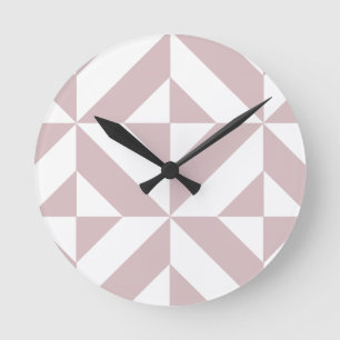 Malvenfarbenes geometrisches Deko-Würfel-Muster Runde Wanduhr