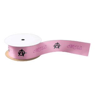 Malvenfarbenes Monogramm auf Rosa mit schwarzem Satinband