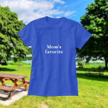 "Mama am liebsten" Funny Zitat Sibling Rivalität T-Shirt<br><div class="desc">Der perfekte T - Shirt für Ihre nächste Wiedersehen oder Ansammlung. Der stylische weiße Text hebt sich vor einem hübsch blauen Hintergrund ab. Der Text lautet "Favorit der Mama". Treibe deine Geschwister aus! Karo die Zazzle-Größen-Diagramme,  um deine beste Passform zu erhalten.</div>