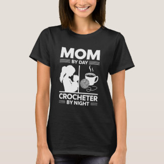 Mama an Tag, Crocheter an Nacht T-Shirt