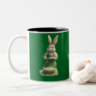 Mama backt Häschen-Geburtstagskuchen grün personal Zweifarbige Tasse