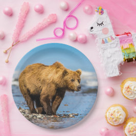 Mama Bären beobachtet ihre beiden Kinder Pappteller