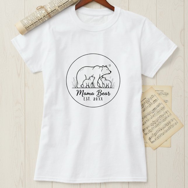 Mama Bear EST 2025 Circle Logo Line Art T-Shirt (Von Creator hochgeladen)