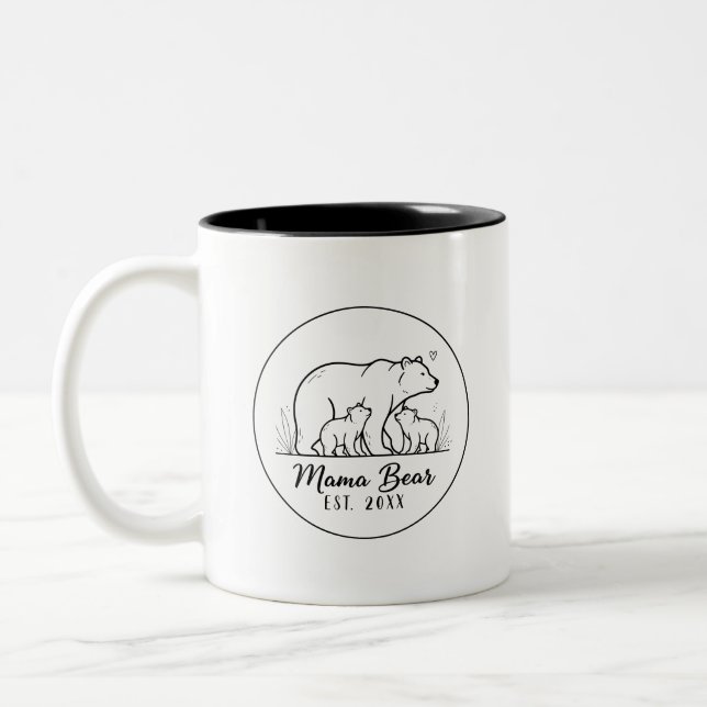 Mama Bear EST 2025 Circle Logo Line Art Zweifarbige Tasse (Links)