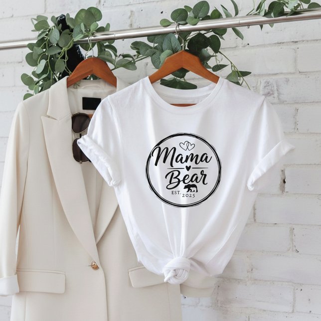 Mama Bear Est 20XX Wild Heart Line Art T-Shirt (Von Creator hochgeladen)