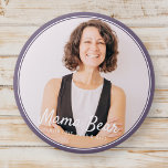 Mama Bear Gerahmt Modernes einfaches Foto Button<br><div class="desc">Dieses einfache und klassische Design besteht aus Serifentypografie und fügt ein benutzerdefiniertes Foto hinzu. "Mama Bear" geschrieben in Skript mit einem Hintergrund des Fotos deiner Mutter,  Mutter,  Mutter,  Mutter etc.</div>