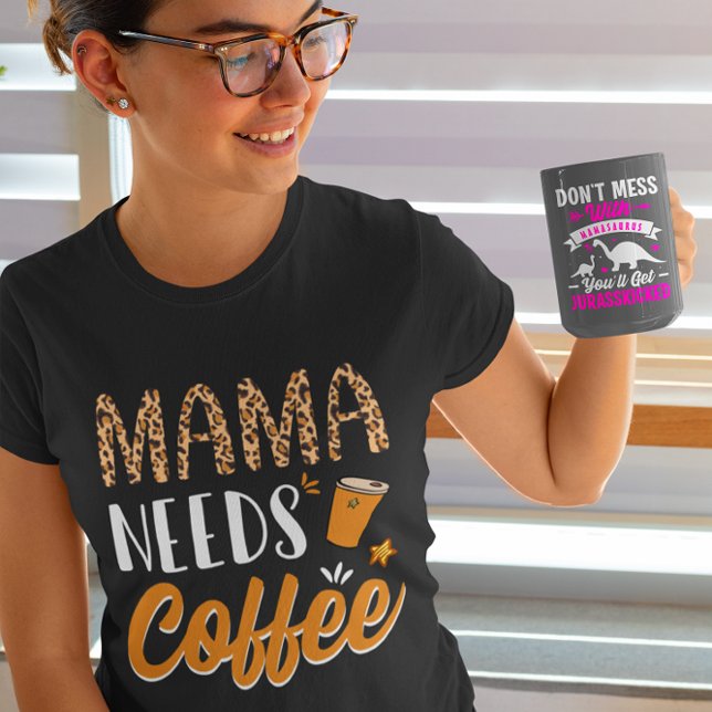 Mama braucht Coffee Lässig Graphic Fun Coffein T-Shirt (Von Creator hochgeladen)