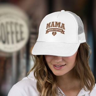 MAMA Braucht Kaffee Braun Weiß Herz Kaffeebohne Truckerkappe