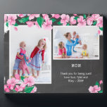 Mama Chalkboard und Cherry Blossom 2 Foto Fotoplatte<br><div class="desc">Blumenplakette zum personalisierten für deine Mutter. Die Fotovorlage ist für Sie bereit, zwei Ihrer Lieblings-Fotos hinzuzufügen. Sie können auch Ihre eigene Nachricht und/oder Ihren eigenen Namen hinzufügen. Das Design zeichnet sich durch eine Rosa Kirschblüte auf einem kreidebedrückten Hintergrund mit weißer Typografie aus. "MAMA" wird in Vintager Schrift geschrieben und ist...</div>