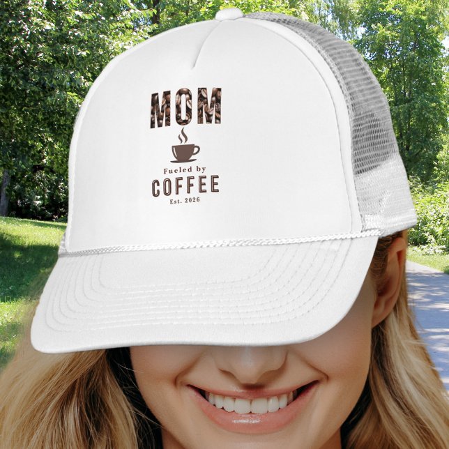 Mama Coffee Humor Muttertag Est. Truckerkappe (A cap for a "Mom fueled by Coffee" with custom "established" year, cup icon and coffee beans detail)