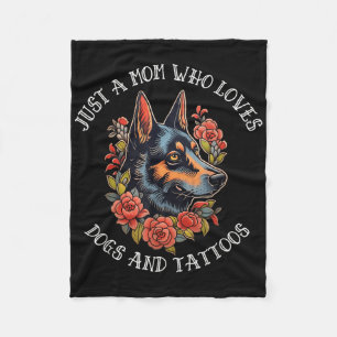 Mama der deutschen Hirten, die Hunde und Tattoos L Fleecedecke