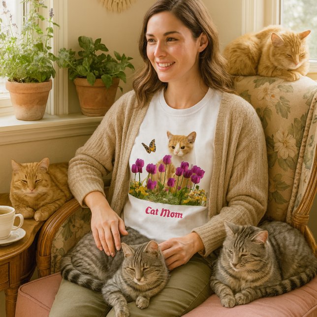 Mama der niedlichen Katze / Orange Tabby Katze Wei T-Shirt (A delightful t-shirt, perfect for the "cat mom" on your gift list. Featuring an orange tabby kitten )