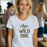 Mama des Wilden T-Shirt<br><div class="desc">Entfesseln Sie Ihren inneren Wilden mit PIxeliaDesigns' T - Shirt "Mama des Wilden Eins", der perfekt auf wilde Motive, Safari und Dschungeltiermotive abgestimmt ist. Dieses für die abenteuerlustige Mutter entworfene Tee ist ein Muss für jeden wilden, einthematischen Geburtstagsbash, der Sie als Dschungelkönigin hervorhebt. Das lebendige Design verkörpert das Wesen der...</div>
