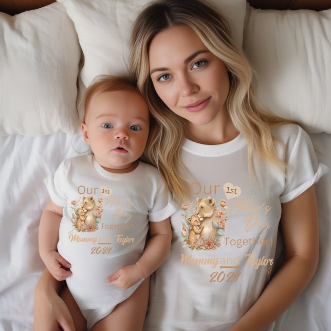 Mama, die unseren ersten Muttertag vereint T-Shirt (Matching Mommy and Baby shirts. Lioness and cub. Our First Mother's Day Together!)