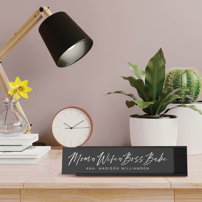 Mama, Ehefrau, Boss Babe Trendy Brush Script Black Schreibtischnamensplakette (Von Creator hochgeladen)