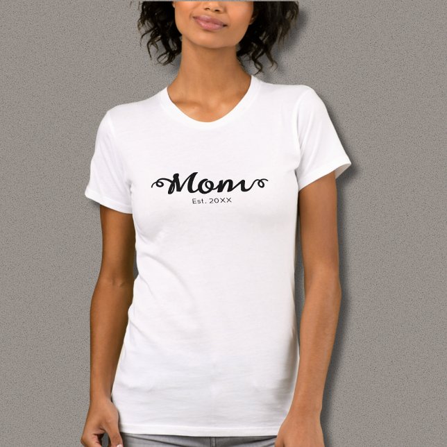Mama erstellt Schwarzes Skript T-Shirt (Mom Established Black Script T Shirt with Established Date, Script Text.)