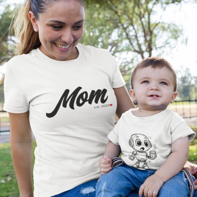 Mama Est. Black Script Red Heart | Custom T-Shirt (Von Creator hochgeladen)