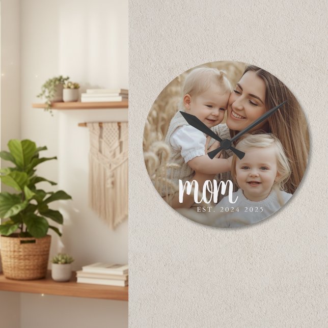 Mama etablierte modernes White Script Foto Runde Wanduhr (modern white script photo mom established year date kids picture mothers day gift for new mama)