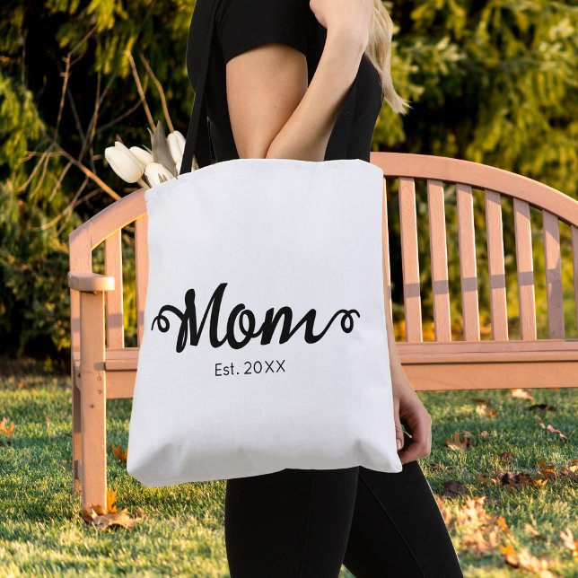 Mama: Geschenke für Junge Mütter (Mom Established New Mom Gift Tote Bag in White with Black Script Text, Established Est Date.)