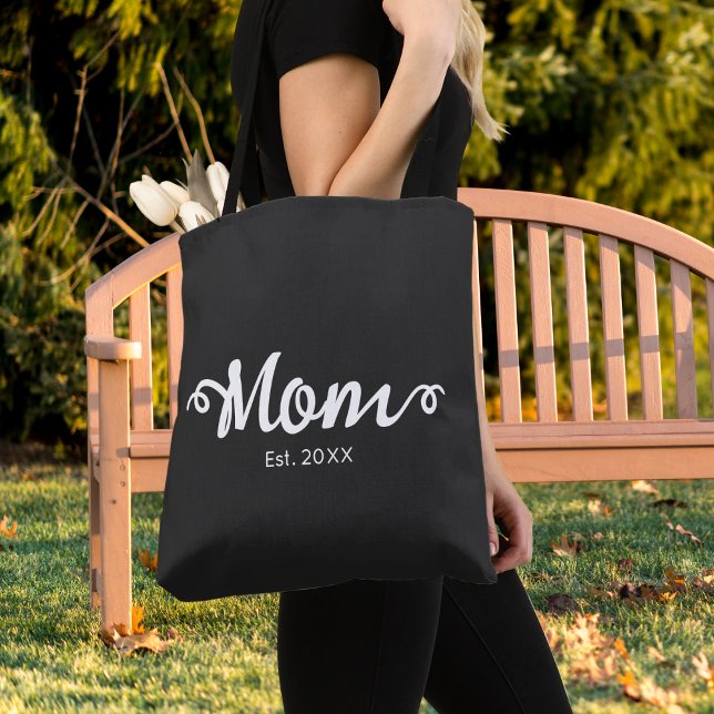 Mama: Geschenke für Junge Mütter (Mom Established New Mom Gift Tote Bag in Black with White Script Text, Est Date.)