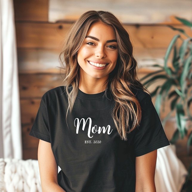 Mama: Geschenke für Junge Mütter T-Shirt (Established Mom black t-shirt with playful, elegant white script text. A perfect Mother's Day gift.)