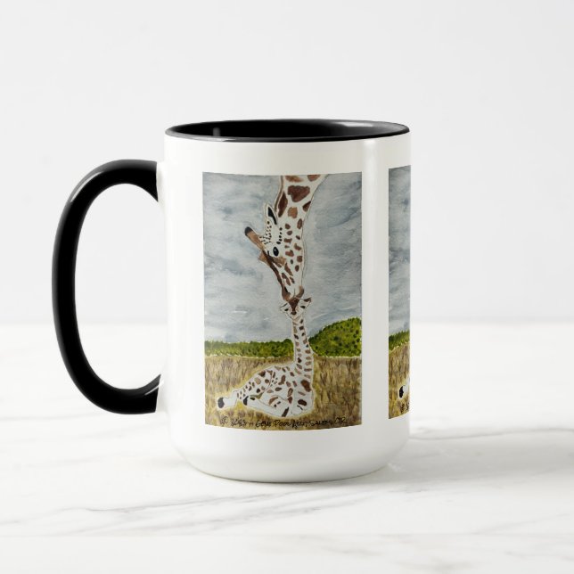 Mama Giraffe Kissing Calf Originale Kunst Tasse (Links)