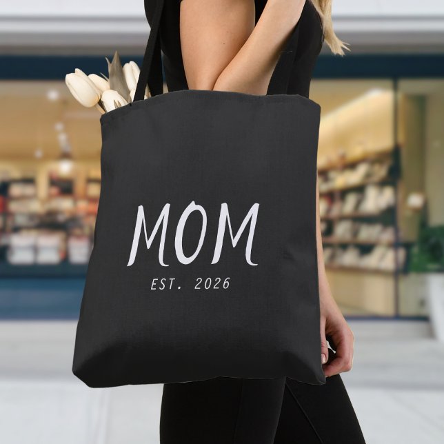 Mama hat ein neues Mama-Geschenk etabliert (A black tote bag with customizable white text saying "Mom Est. 2026"
)