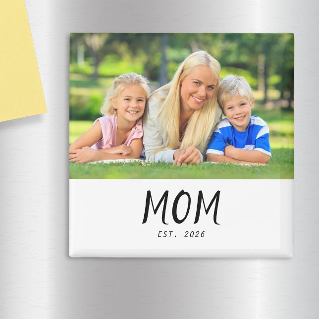 Mama hat Foto-Geschenkmagnet eingerichtet Magnet (A magnet with "Mom Est. 2026" text and custom photo)