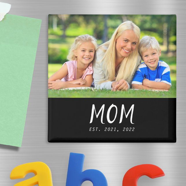 Mama hat Foto zum Muttertag gegründet Magnet (A square magnet with custom photo and "Mom est." caption with personalized year(s))