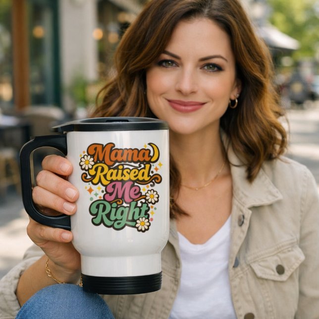 Mama hat mich richtig erzogen – Retro Groovy Typog Reisebecher (Von Creator hochgeladen)