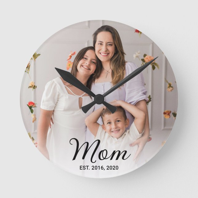 Mama hat modernes schwarzes Skript-Foto eingericht Runde Wanduhr (Vorderseite)
