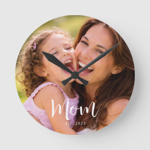 Mama hat modernes weißes Skript-Foto eingerichtet Runde Wanduhr