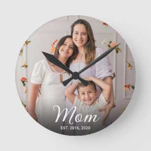 Mama hat modernes weißes Skript-Foto eingerichtet Runde Wanduhr