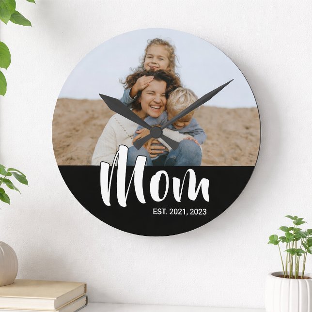 Mama hat modernes weißes Skript-Foto eingerichtet Runde Wanduhr (Mom Established Modern White Script Photo Round Clock)