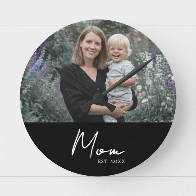 Mama hat modernes weißes Skript-Foto eingerichtet Runde Wanduhr (Von Creator hochgeladen)