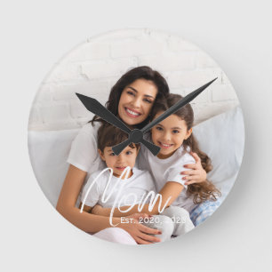 Mama hat modernes weißes Skript-Foto eingerichtet  Runde Wanduhr