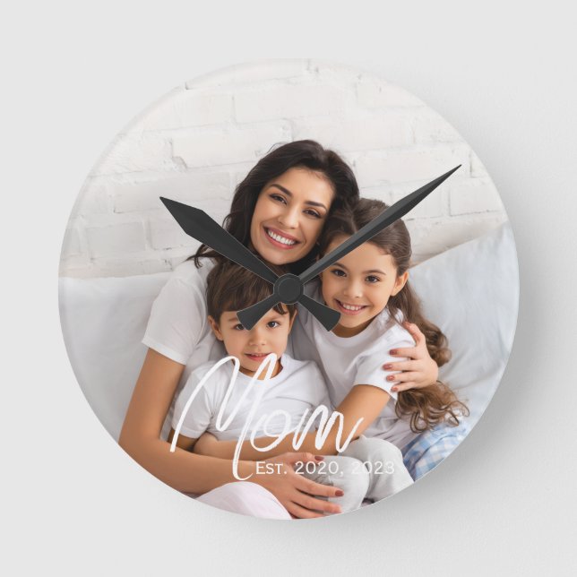 Mama hat modernes weißes Skript-Foto eingerichtet  Runde Wanduhr (Vorderseite)