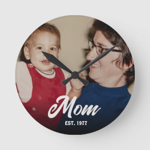 Mama hat modernes weißes Skript-Foto eingerichtet Runde Wanduhr