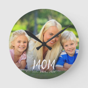 Mama hat modernes weißes Skript-Fotodesign eingeri Runde Wanduhr