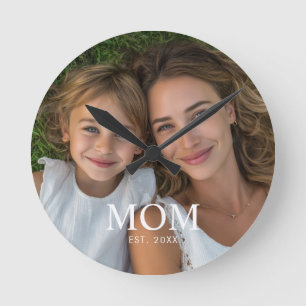 Mama hat modernes weißes Skriptfoto eingerichtet  Runde Wanduhr